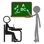 bambino seduto al banco che ricopia dalla lavagna